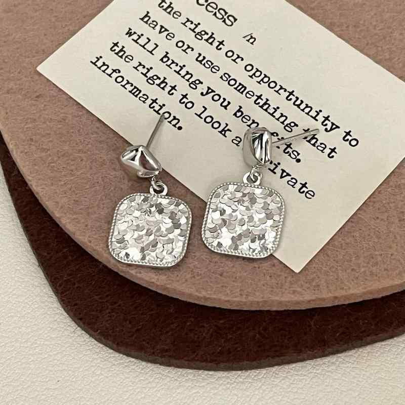 レディース 925シルバーピアス 純銀 花モチーフ 砕氷 立方体 デザイン ニッチ シンプル 精巧 高級感 ユニーク 日常使い ファッションアクセサリー 耳元飾り スタッドタイプ 洗練 モダン 繊細 輝き アクセント コーディネート