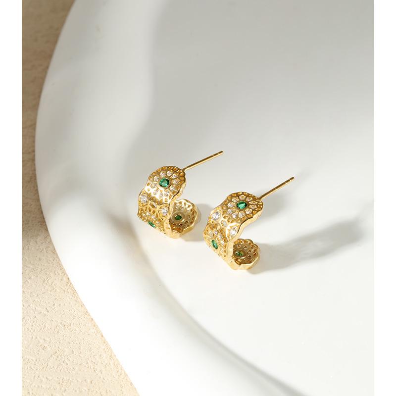 スタッドピアス レディース 韓国風 インフルエンサー ジルコニア 高級感 純銀 シンプル デザイン モダン スタイリッシュ エレガント ファッション アクセサリー 耳飾り ユニーク 個性的 華奢 輝き