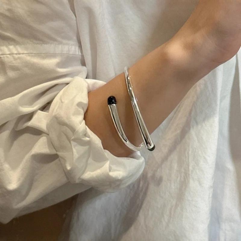 レディース 開口ブレスレット 韓国風デザイン インフルエンサー風 高級感 電気メッキ加工 ファッション シンプル モダン インスタ風 アクセサリー ジュエリー