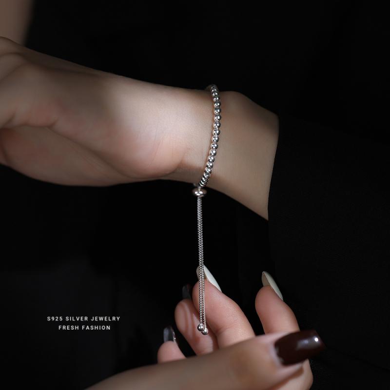 ブレスレット レディース 極簡 丸珠 純銀 高級感 サイズ調整可能 シンプル アクセサリー コーデ万能 軽量 スタイリッシュ 手元飾り 日常使い シルバー ジュエリー 腕輪 女性用 ファッション 小物 トレンド 洗練 モダン ギフト向き デイリー フェミ