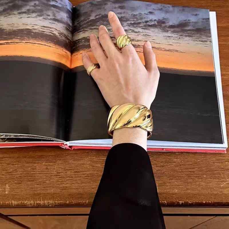 ブレスレット レディース 金色 開口型 調整可能 ねじ状 シンプル 派手 デザイン 広い版 重厚 欧米風 斜め模様 ニッチ