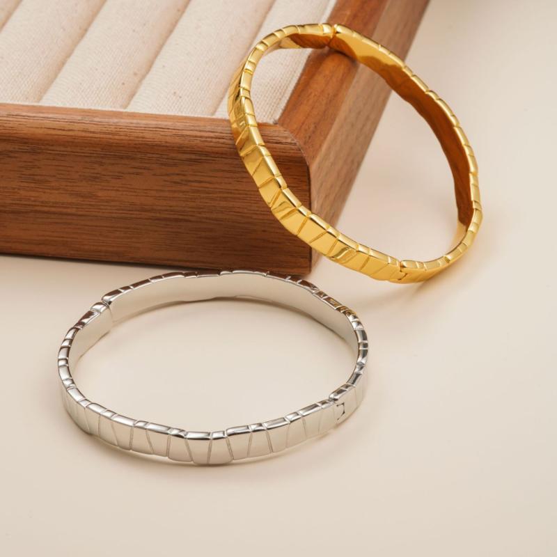 ブレスレット 男女兼用 シンプル 不規則台形 光沢面 高級感 百搭 格紋 開口式 手環 カップル 軽量 アク..