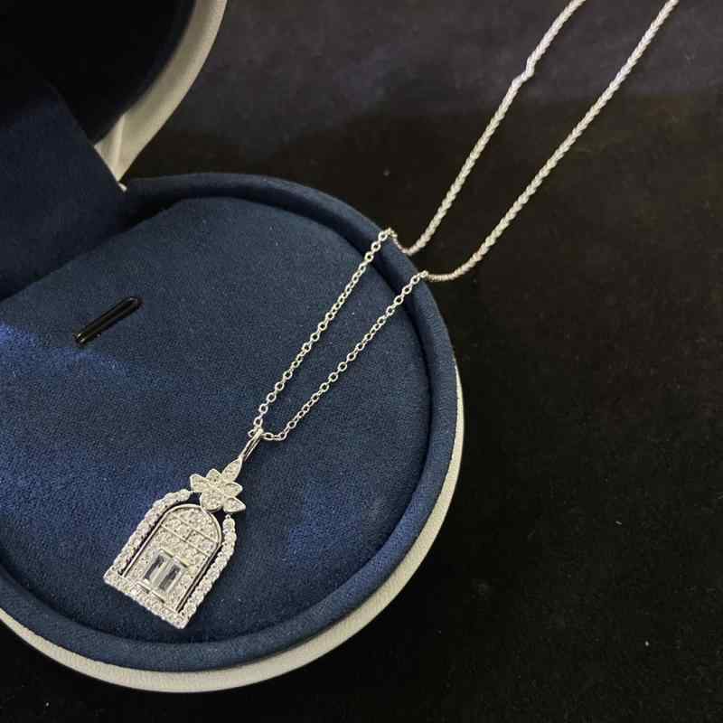 ネックレス レディース 鎖骨 城堡モチーフ ジルコニア きらめき 高級感 精緻デザイン Vネック対応 白金..