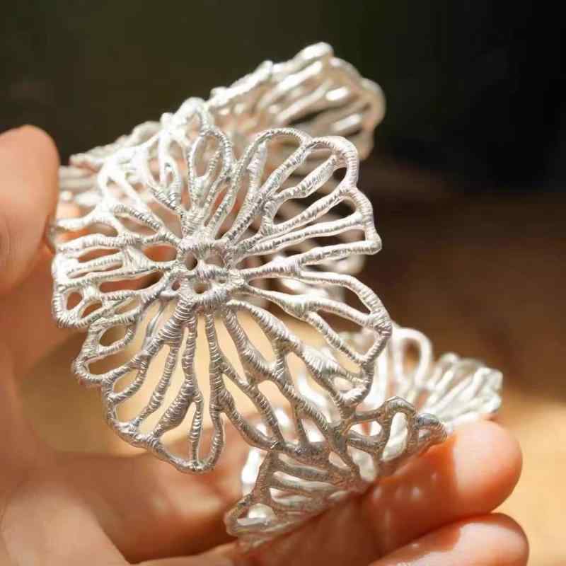 ブレスレット 女性用 花モチーフ 透かし彫り 手作り レース 個性的 高級感 デザイン 欧米風 小衆アクセ..