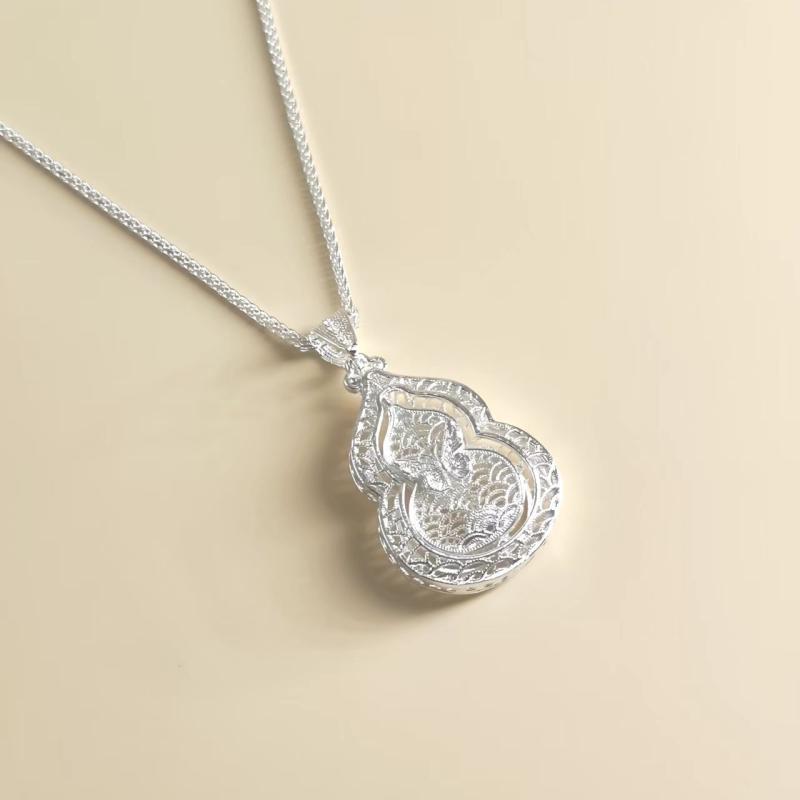 ・素材: シルバー・純度: 99.0%・形状: 動物/十二支・加工: 花絲・重量: 約2.9g・流行要素: 蝶・スタイル: 新中式