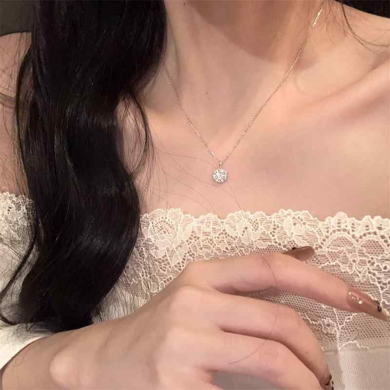 Rakuten - ネックレス レディース 925シルバー モサン石 雪花モチーフ ペンダント 高級感 気質 鎖骨ライン 星光デザイン 軽やか ニッチ エレガント チェーンネックレス 吊り下げ 女性向け アクセサリー ジュエリー シンプル 洗練