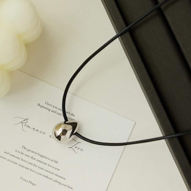 ネックレス レディース 純銀 水滴ペンダント 黒ロープ ロングチェーン ミニマルデザイン クールスタイル シンプルアクセサリー 日常使い ユニークジュエリー 細身シルバー ドロップ型 コードネックレス 女性向け 長め丈 極簡風