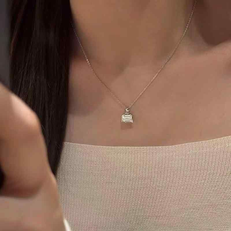 ネックレス レディース 香水 キューブ型 ミニマリスト 純銀 高級感 鎖骨チェーン ジルコニア ペンダン..