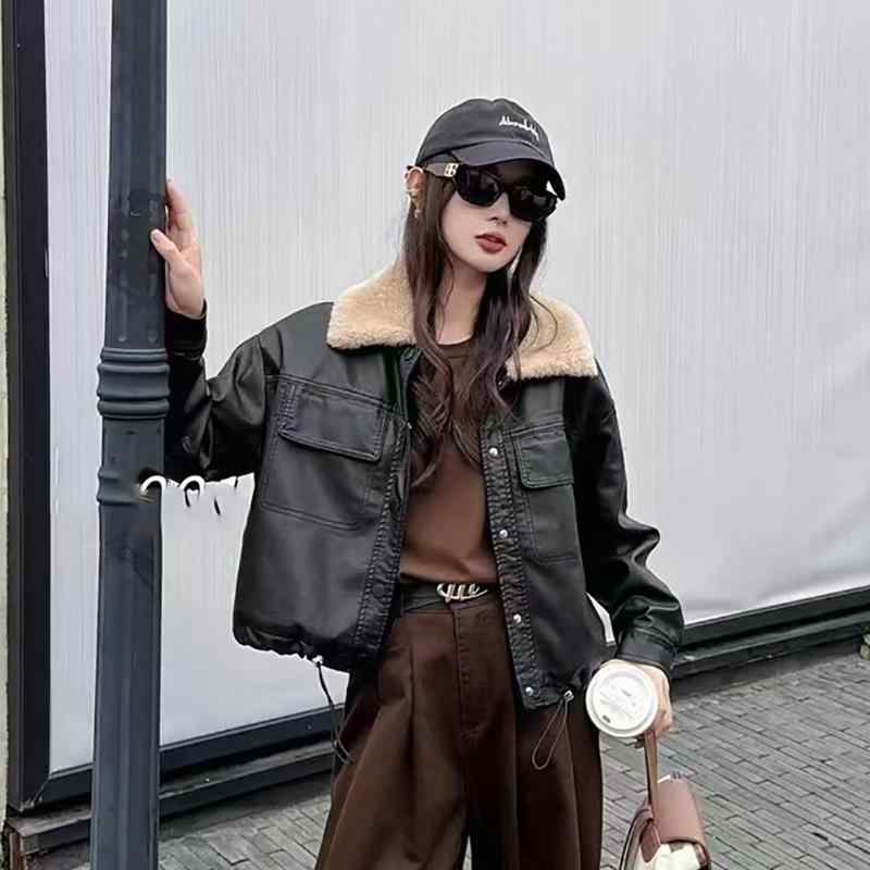 レディース ライダースジャケット PUレザー レトロ 香港風 ラペル ラムウール襟 暖か 加绒加工 ゆったり ショート丈 小柄対応 アウター バイカースタイル 秋冬 保暖 外套 革ジャン スタイリッシュ モダン ファッション トップス ボトムス コーディ