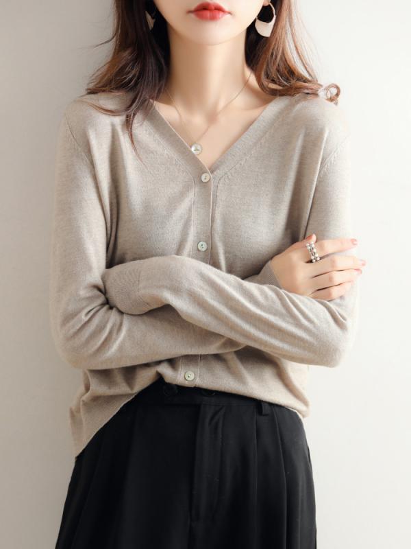 ・素材: ウール30-50% アクリル30-50% 混紡・柄: 無地・厚み: 薄手・タイプ: 開襟・シルエット: ルーズ・袖型: 普通袖・袖丈: 長袖・襟型: Vネック・装飾: ボタン・着丈: ミドル(50cm<着丈≤65cm)・加工: ピース/スプライス・カラー: 白,杏色,深灰,黒・サイズ: S,M,L,XL・前立て: シングルボタン