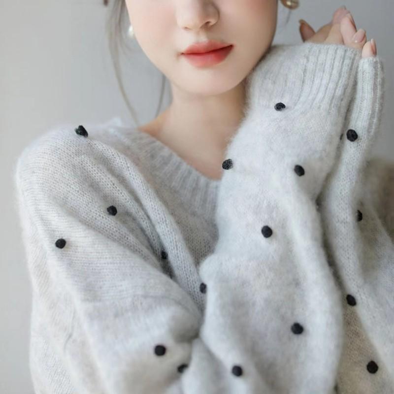 ・素材: ニット・柄: ポルカドット・厚み: 厚手・組み合わせ: 単品・スタイル: プルオーバー・シルエット: ルーズ・袖型: 落とし肩袖・襟型: 丸首・袖丈: 長袖・流行要素: 3Dプリント・着丈: ミドル(50cm<着丈≤65cm)・加工: 手作業・色: ライトグレー・サイズ: M,L,XL