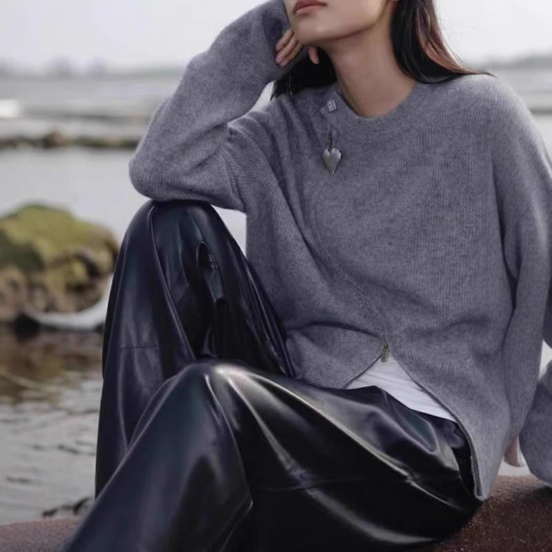 ・スタイル: 開き・体型: 標準・着丈: 普通 (50cm超65cm以内)・襟型: 丸襟・袖型: 標準袖・袖丈: 長袖・厚み: 中厚・デザイン要素: ジッパー・カラー: グレー,ホワイト・サイズ: M,L,XL・主素材: ウール・ウール含有率: 95%以上・前立て: ジッパー・対象性別: 女性