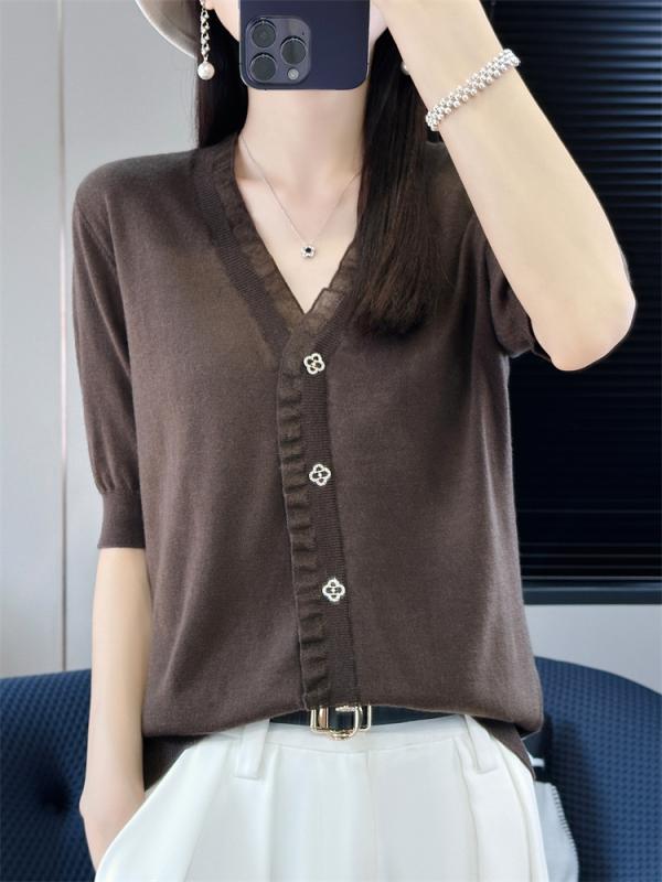 ・生地: 精紡ウール・主素材: ウール,ポリエステル・ウール含有率: 30%-50%・ポリエステル含有率: 30%-50%・柄: 無地・厚み: 中厚・組み合わせ: 単品・デザイン: プルオーバー・シルエット: ルーズ・袖デザイン: 標準袖・襟元: Vネック・袖丈: 5分袖・ディテール: ボタン・着丈: 普通(50cm超65cm以下)・加工: マーセライズド・色: グリーン,ブラック,カーキ,ベージュ・サイズ: S,M,L,XL,XXL・前立て: シングルブレスト・スタイル: 通勤風