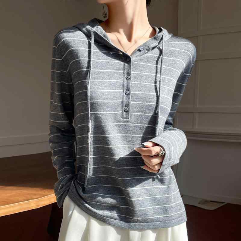 ・素材: ウール・ウール含有率: 30-50%・柄: ストライプ/チェック・厚み: 中厚・セット: 単品・タイプ: プルオーバー・シルエット: ルーズ・袖タイプ: ストレート・襟タイプ: フード・袖丈: 長袖・ディテール: ボタン・着丈: ミディアム (50-65cm)・加工: パッチワーク/ジョイント・色: グレー,ホワイト,ブラック・サイズ: M,L,XL・スタイル: 通勤