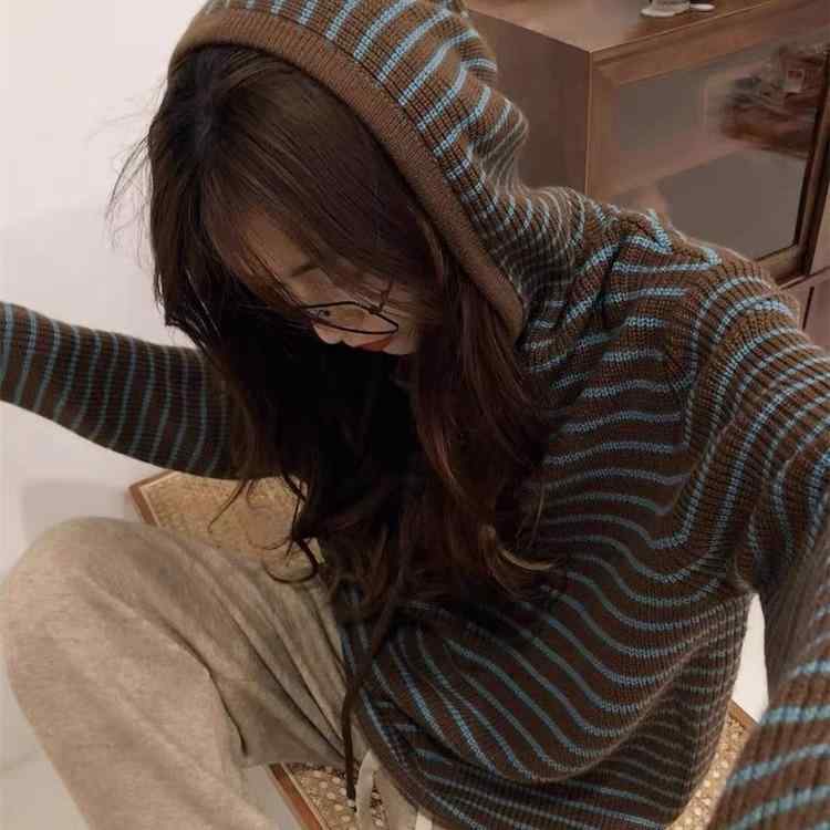 ・素材: ウール・柄: ストライプ、チェック・厚み: 中厚・スタイル: プルオーバー・シルエット: ルーズ・着丈: 普通 (50-65cm)・襟型: フード・袖丈: 長袖・袖型: 通常・ディテール: リブ・加工: ノーアイロン・サイズ: M,L,XL・素材含有率: 95%以上・対象性別: 女性