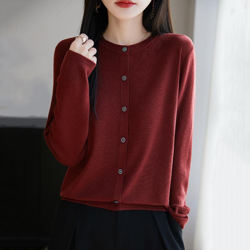 ・素材: スパンデックス、ウール（30%以下）・パターン: 無地・組み合わせ: 単品・タイプ: カーディガン・袖型: 通常袖・襟型: ポロ領・袖丈: 長袖・加工: ニット・カラー: 赤、ネイビー、キャメル、紫、グレー・サイズ: M（42.5-52.5kg）、L（52.5-62.5kg）、XL（62.5-75kg）・前立て: シングルボタン