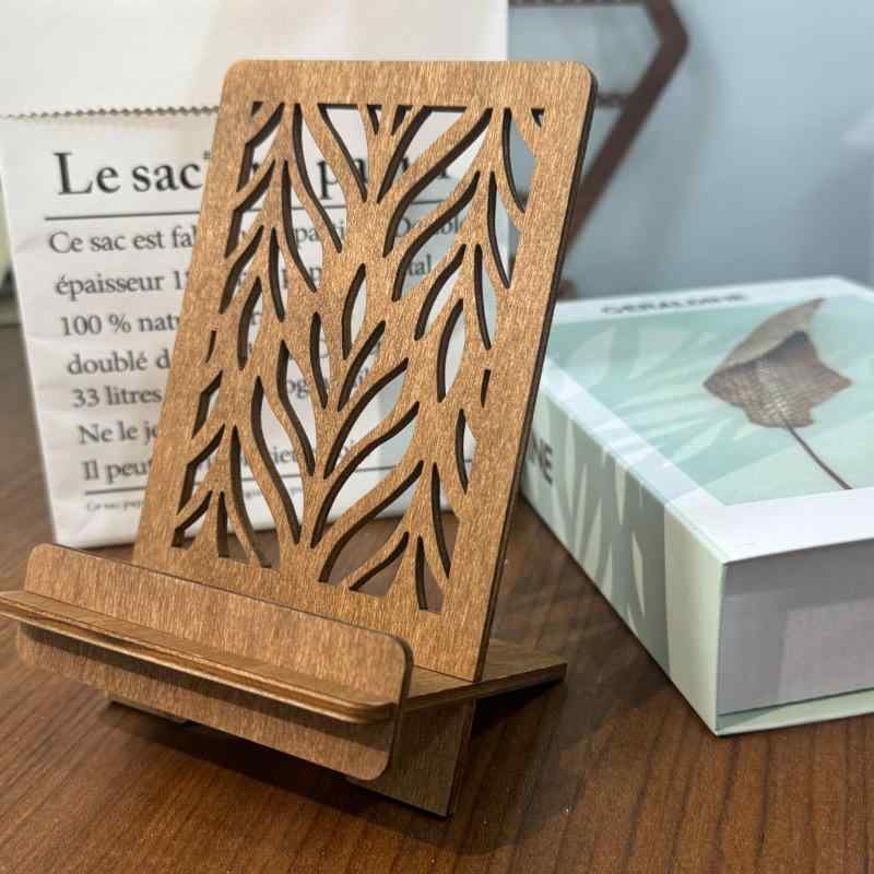 スマホスタンド 木製 レトロ 透かし彫り花柄 デスクトップ 移動式 工芸品 デスクインテリア 携帯電話ホルダー 木工クラフト ホームユース オフィス用品 ポータブル