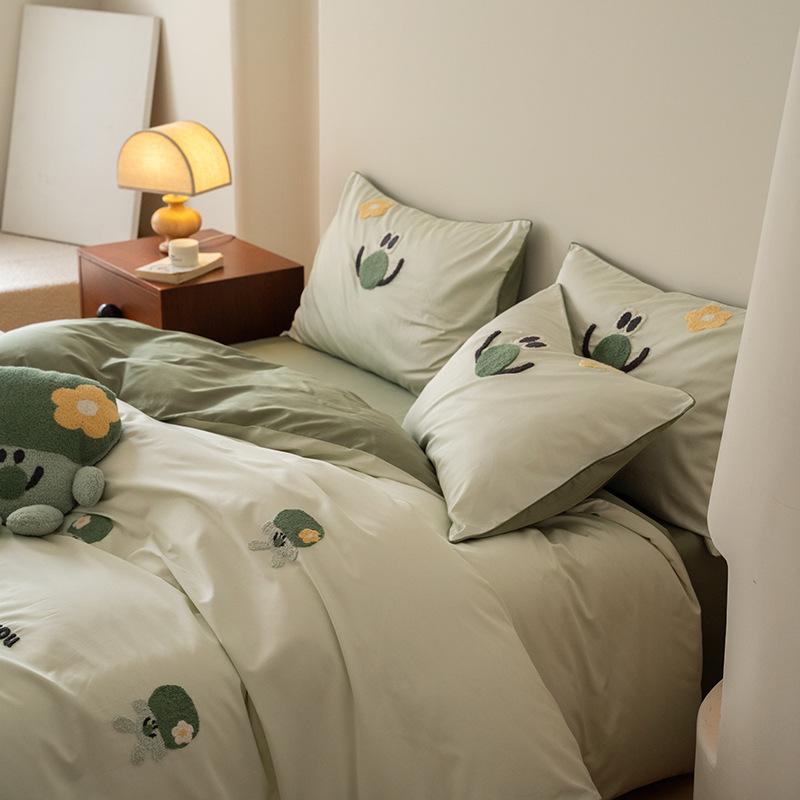 ベッド4点セット 100%綿 サテン 肌触り良い かわいい刺繍 ダブルサイズ ベッドシーツ ベッドカバー 枕カバー 純綿寝具 通年快適 長繊維綿 高品質素材 吸湿性 ソフトタッチ ファミリー向け 部屋着代わり 日常使い ベッドルーム必需品