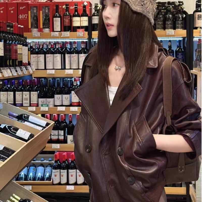 レディース アウター ジャケット 高級感 ゆったり レトロ 赤レザー バイカースタイル アンゴラ混 機車上衣 復古デザイン ルーズフィット 女性用 コート 革ジャン 秋冬向け 暖か素材 スタイリッシュ 日常使い 通勤対応