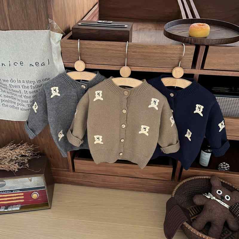 ・対象性別: 男女兼用・加工: 柔軟加工・スタイル: 韓国風・対象年齢: 1~3歳・対象身長: 73cm,80cm,90cm,100cm,110cm・季節: 春・秋・毛糸太さ: 普通・厚み: 普通・袖丈: 長袖・閉じ方: シングルボタン・柄: アニマル、カートゥーン・素材: ニット・主素材: アクリル50%・安全基準: Aクラス・首元: クルーネック・フード: なし・色: ブラウン,グレー,ネイビー・前立て: シングルボタン・要素: カートゥーン、カーディガン、トレンド