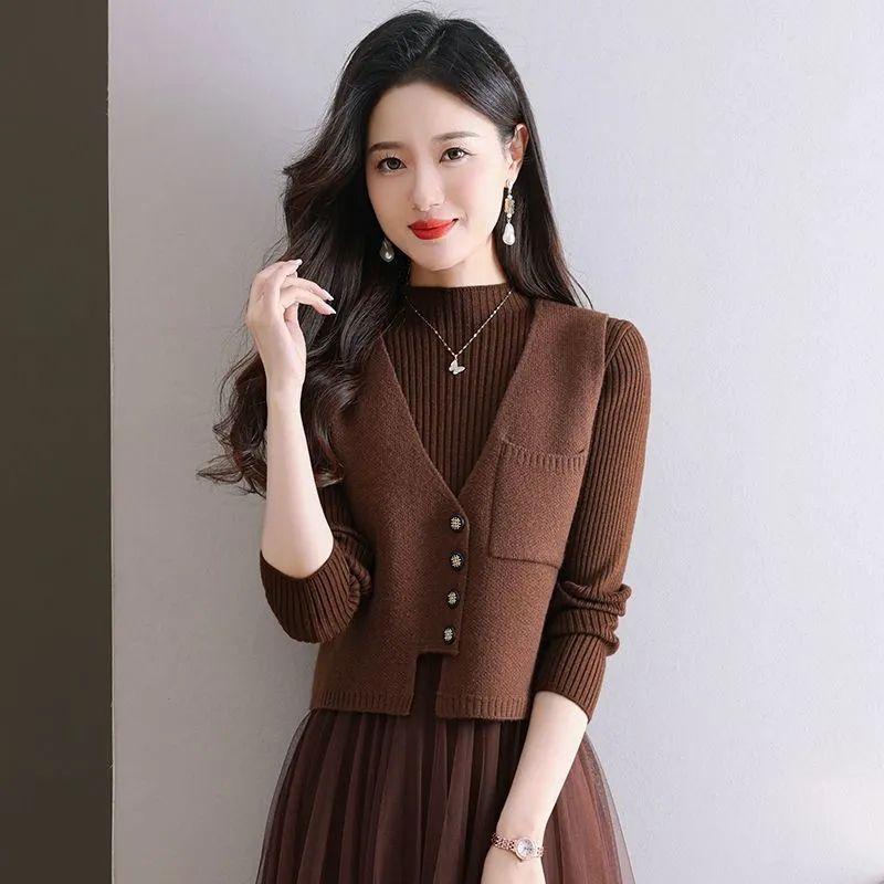 ・着丈: ミドル丈・襟型: クルーネック・柄: 無地・装飾: 立体装飾・素材: ポリエステル・カラー: ブラウン,ワインレッド,ブラック,グレー・サイズ: フリーサイズ・スタイル: 通勤・前立て: シングルボタン・ポリエステル含有率: 30-50%・対象性別: 女性・フィット: ルーズ