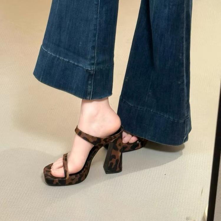 サンダル レディース ヒョウ柄 防水 プラットフォーム ストラップ 太ヒール インクリース バックオープン 春夏 セクシー デザイン 軽量 通気性 快適 履き心地 日常使い ファッション アイテム 女性 シューズ 夏物 ビーチ 散歩 デイリー コーデ