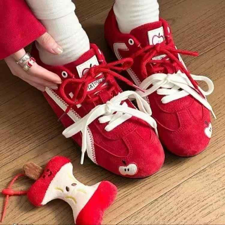 スニーカー レディース 赤 レトロ 阿甘シューズ カジュアル 復古 薄底 レーシングシューズ 春秋 百搭 ..