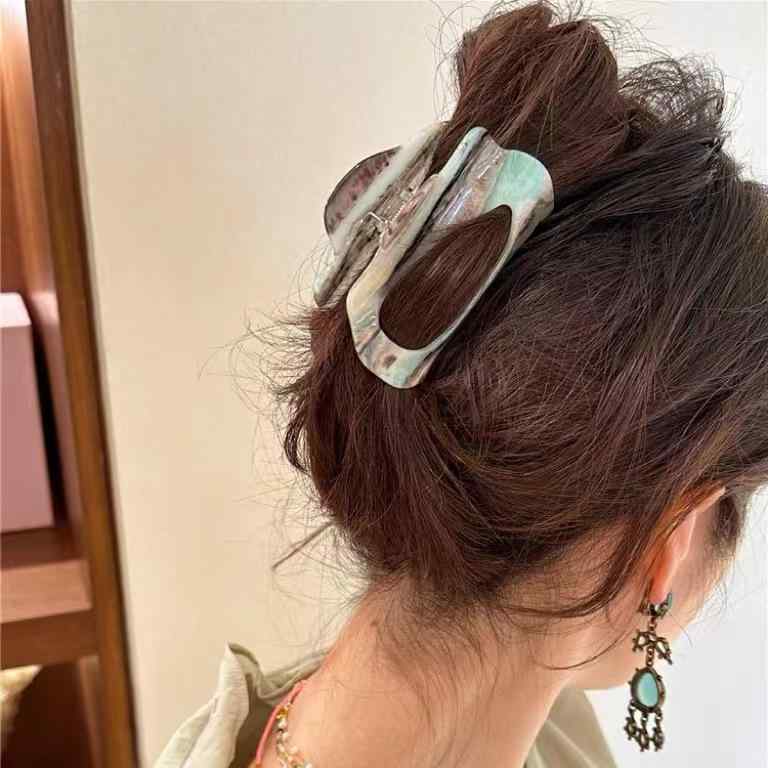・素材: アセテート・加工: 焼付塗装・種類: つかみクリップ・色: 貝殻色,黒白チェック,茶色チェック・スタイル: OL・スタイル分類: 通勤・カテゴリ: ヘアアクセサリー・対象: 女性・流行要素: ライン・流行要素分類: 幾何学