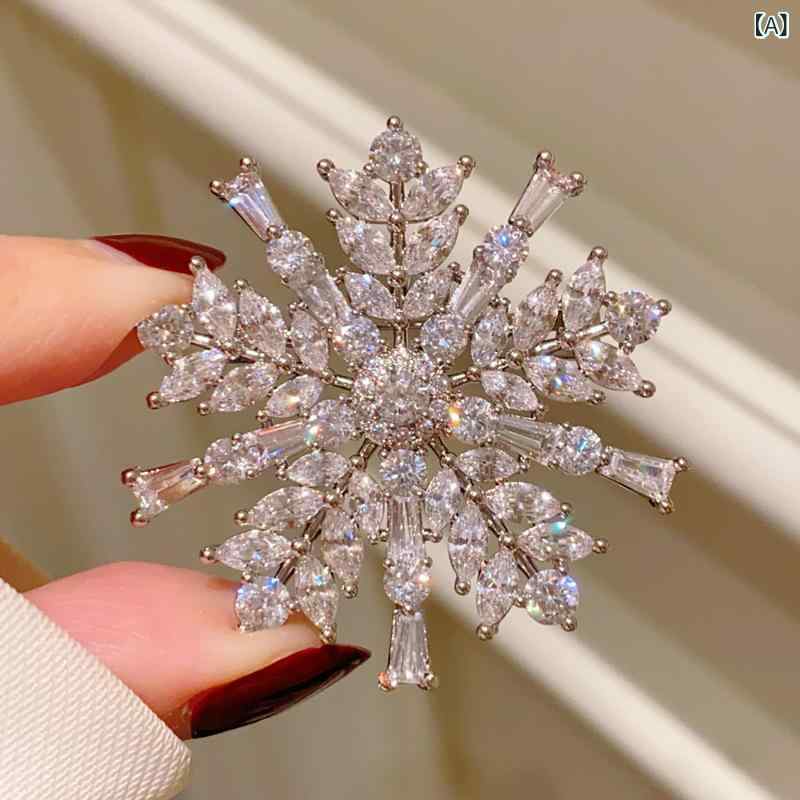 くらしのセロネのブローチ レディース 雪の結晶 クリスマス 秋冬 輝く きらびやか 高級感 ロマンチック デザイン感 胸花 ピン 女性スーツ フォーマル アクセサリー 氷雪 秘境｜アングル2