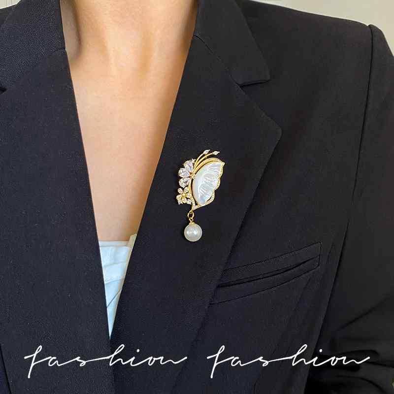 ブローチ 男女兼用 金メッキ加工 ジルコニア 半蝶 天然貝殻 花モチーフ 胸花 ピン スーツ アクセサリー フォーマル 装飾 コーディネート