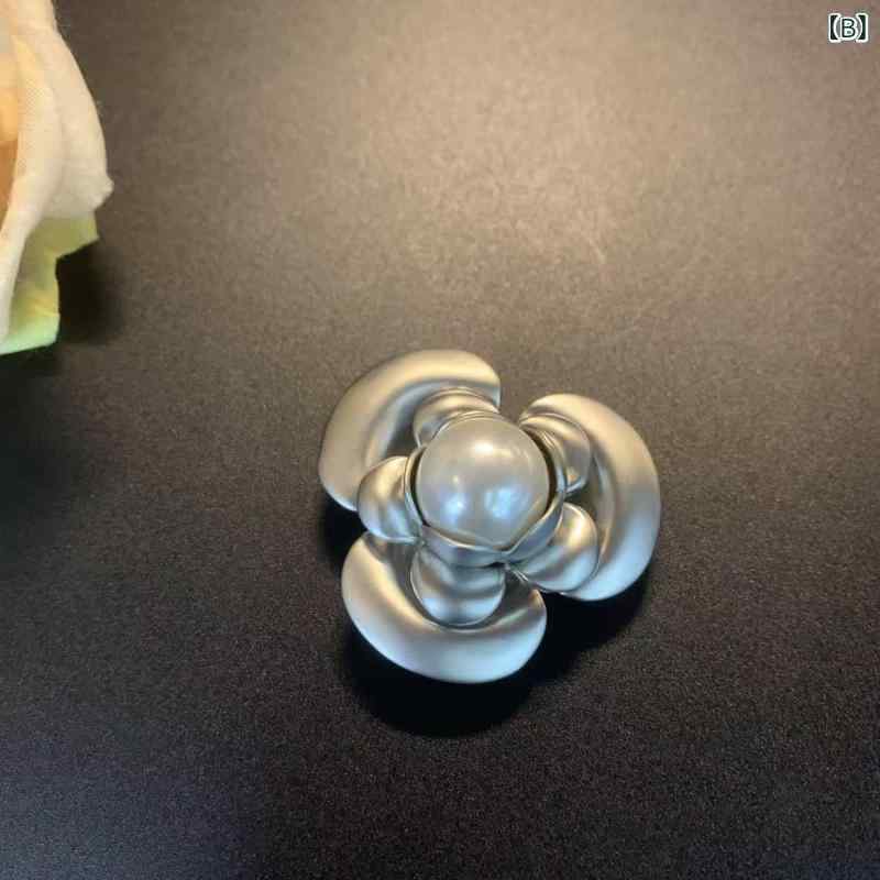 くらしのセロネのブローチ レディース 復古宮廷風 クラシックエレガント 控えめ高級感 真珠 バラ花 モチーフ 装飾 アクセサリー 気質向上 日常使い コーディネート アイテム 女性向け ファッション 小物 アクセント｜アングル3