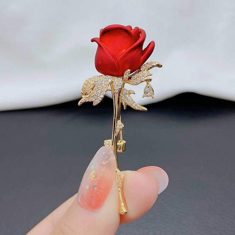 ブローチ レディース 赤 バラ モチーフ 高級感 ロマンチック 韓国風 ファッション 胸花 領口 飾り アク..