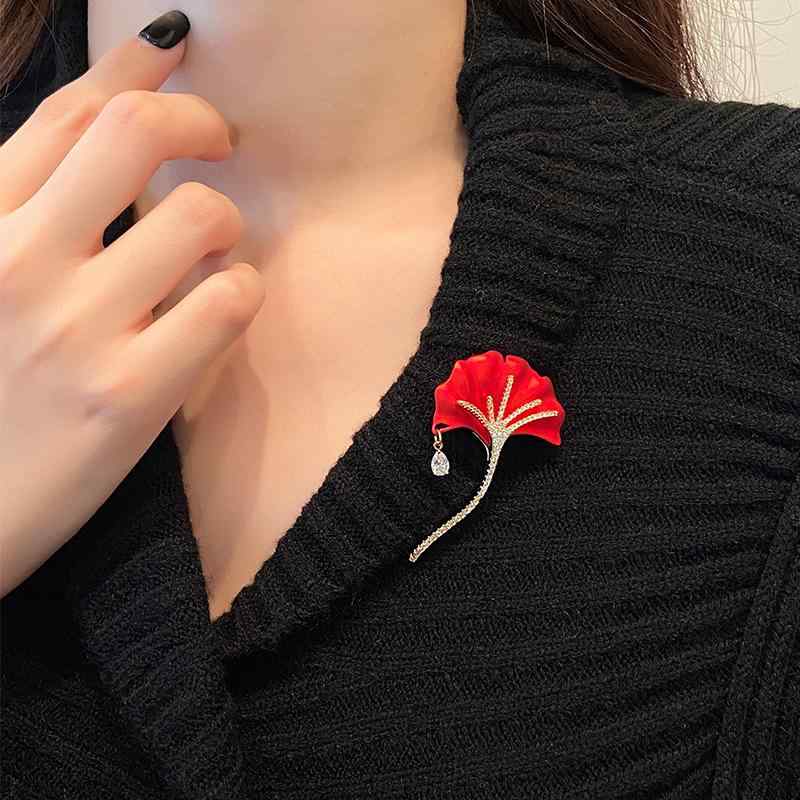 ブローチ レディース バラ 花 モチーフ ジルコニア 微細 镶嵌 蝶結び リボン 高級感 ファッション 胸花 精巧 デザイン 光漏れ防止 ピン 銅製 アクセサリー 日常使い コーディネート アイテム