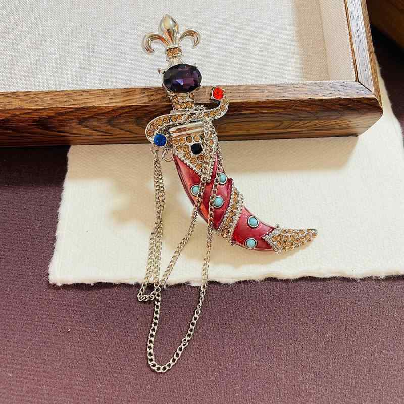 ブローチ レディース 復古 欧米風 宮廷 弯刀 匕首 モチーフ エナメル クリエイティブ 胸花 ニッチ アクセサリー 女性 配飾 宮廷風 デザインブローチ 個性派 装飾品