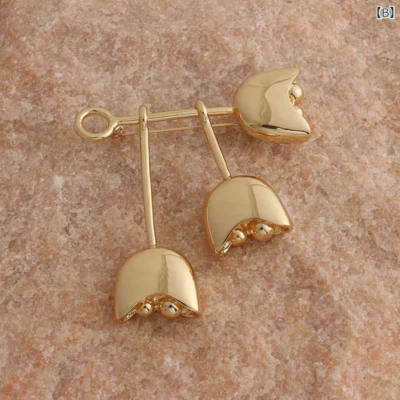 くらしのセロネのブローチ レディース 金属 チューリップ 花 非対称 高級感 スーツ アクセサリー 欧米風 ビジネス フォーマル ピン 花柄 装飾品 女性用 軽量 シンプル モダン 華やか 日常使い オフィスコーデ ギフト 誕生日 記念日 トレンド 洗練 デザイン 個性｜アングル3