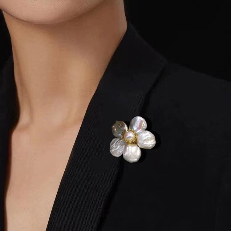 ブローチ レディース レトロ 淡水パール バロック真珠 花モチーフ エレガント 個性的 気質 モダン ファ..