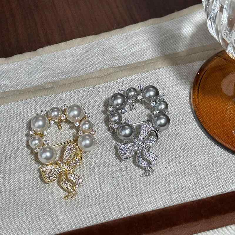 ブローチ レディース パール 蝶結び リボン 高級感 エレガント ファッション アクセサリー 胸花 別針 ..