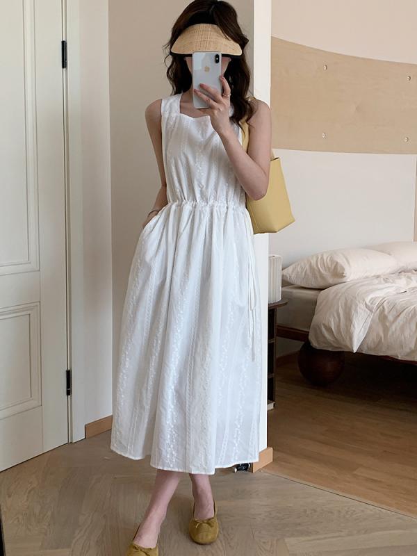 レディース ワンピース 春夏 ノースリーブ ボートネック ドローストリング ウエスト 刺繍 ロング丈 ホワイト 軽やか フェミニン デザイン ミディスカート コットンライク 素材 涼しい 夏服 ガーデンパーティー 向け デイリー コーデ