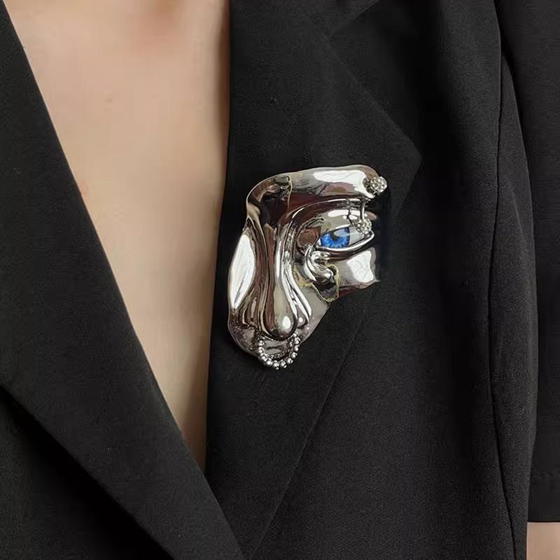 ブローチ レディース ゴールド 半人顔 デザイン 個性的 誇張 復古 獣人 マスク モチーフ 精巧 高級感 ファッション アクセサリー ピンバッジ 女性用 ビンテージ スタイル ユニーク 装飾品