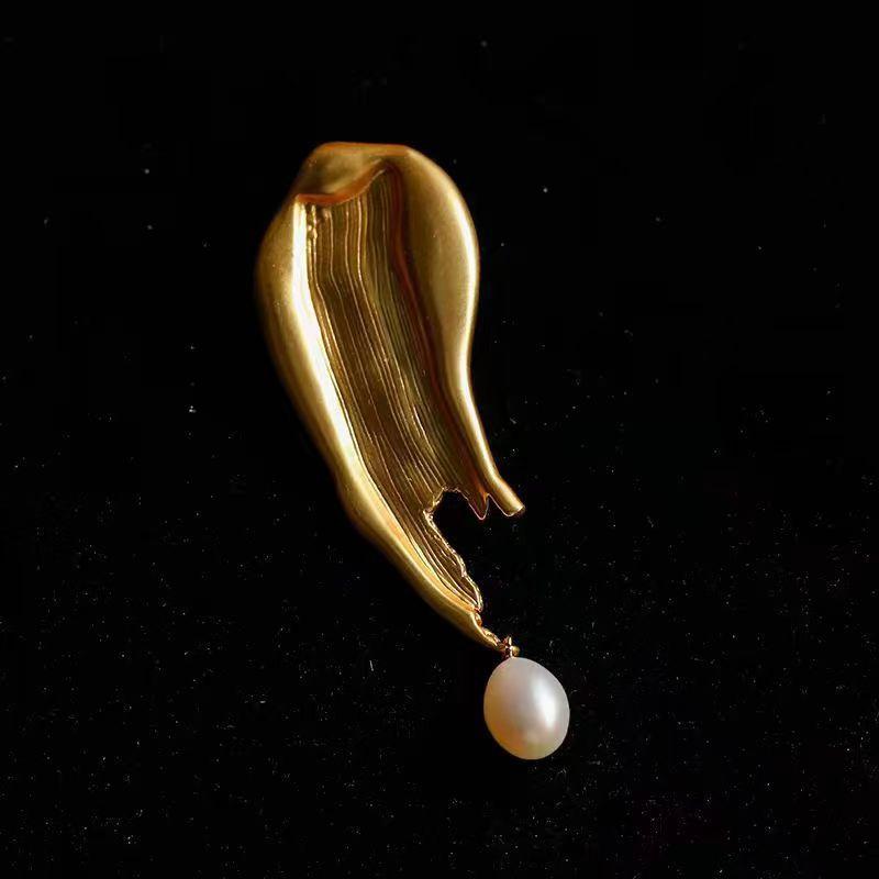 ブローチ レディース 淡水真珠 不規則デザイン 高級感 シンプル 百搭 アクセサリー 服飾小物 ジュエリー ピン 装飾品 女性向け 日常使い コーディネート