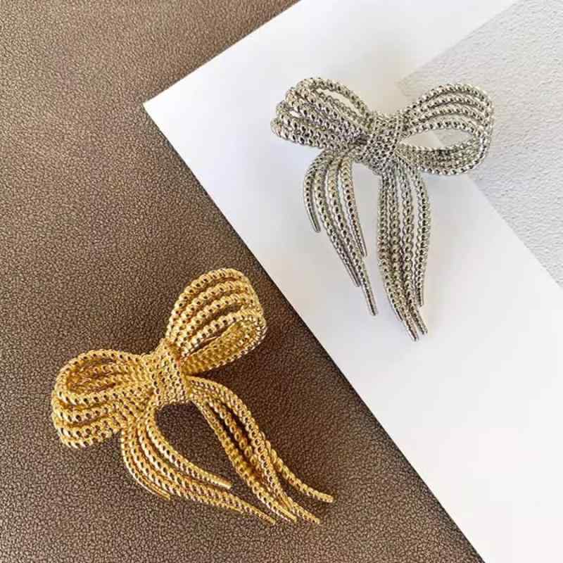 ブローチ レディース シンプル リボン結び 質感 高級感 かわいい クール 優しい テクスチャー ファッション アクセサリー 個性 甘め ジェントル 軽やか 日常使い 万能 コーディネート