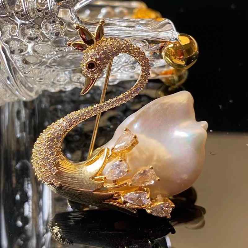 ブローチ レディース 秋冬 白鳥モチーフ 異形バロック 天然淡水パール 高級感 シンプル 汎用 個性派アクセサリー 淡水真珠 胸花デザイン 冬コーデ 女性用 ジュエリー 装飾品 ファッション小物