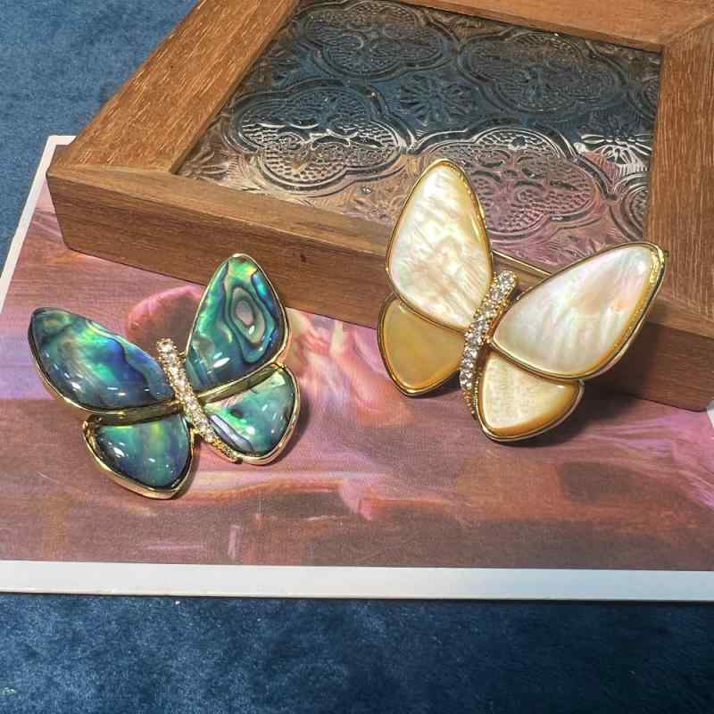 ブローチ レディース 天然白貝殻 蝶 気質 白貝母 西服 胸花 百搭 衣飾り 別針 アクセサリー 装飾品 コサージュ ピン 付け 女性用 フォーマル カジュアル 日常使い シンプル エレガント ナチュラル 素材 貝殻加工 華やか コーディネート アイテム