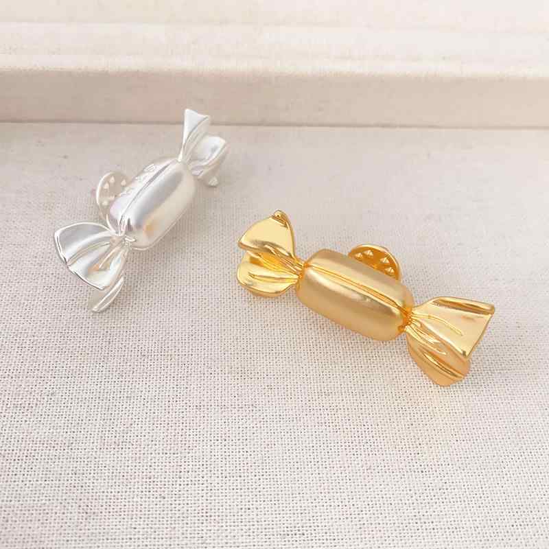 ブローチ インフルエンサー キャンディ かわいい 胸花 高級感 銅金メッキ マット質感 童趣 百搭 デザイン アクセサリー ファッション 小物 コーディネート アイテム 女性 向け ユニセックス 日常使い ギフト ラブリー モチーフ 輝き 加工 質感 魅