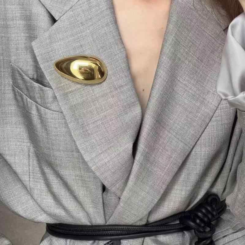 ブローチ 男女兼用 メンズ レディース 光沢金属 金メッキ加工 水滴型 レトロ ヴィンテージ 欧米風 個性派 デザイン 万能 ピン 別針 スーツ ビジネス フォーマル 通勤 アクセサリー