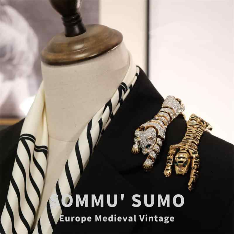 ブローチ 秋冬 復刻 70年代 デザイン 欧州風 ユニセックス アクセサリー 飾り ピンバッジ スタイル 着用 コーディネート ファッション アイテム 女性 男性 兼用 シンプル クラシック モダン 日常使い ギフト プレゼント 代替 装飾 アクセント