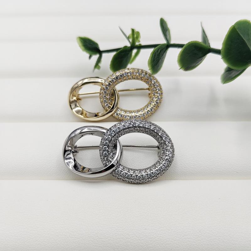 ブローチ レディース ジルコニア 銅 高級感 ダブルリング 八字型 シンプル 洗練 胸花 精巧 装飾 アクセサリー ファッション ピン 別針 女性 ユニセックス 日常使い ギフト コーディネート モダン デザイン 細工 輝き 装い 華やか アクセント ス