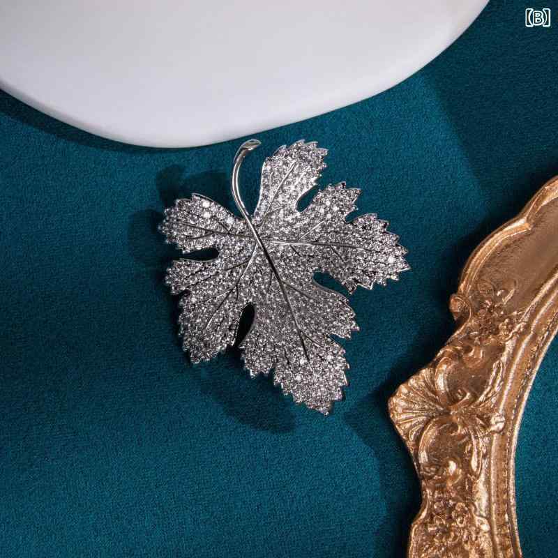 ブローチ レディース パール 杏葉 モチーフ 高級感 精巧 ファッション アクセサリー 輝き デザイン 女性用 胸元飾り 個性 装飾品 3