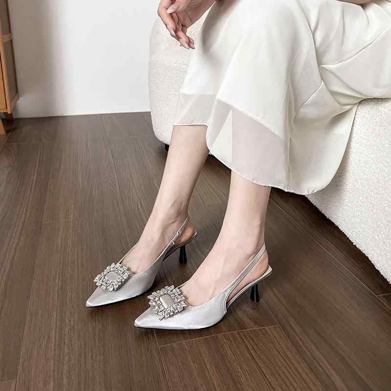 ・色: シルバー,ブラック・サイズ: 34,35,36,37,38,39,40・アッパー素材: サテン・ソール素材: ゴム・ライニング素材: 羊革・トゥ形状: ポイント・着脱方法: バックル