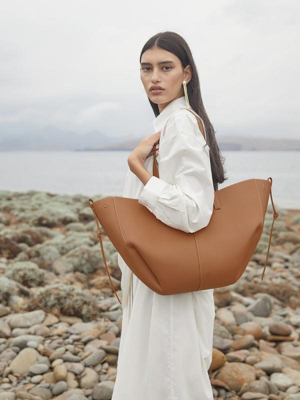 ・色: キャメル,グレー,ブラック,ホワイト,パープル,コニャック,ブラックチェリー,チェスナット,エボニー,ペウターグレー,ブラックwithホワイトライン,シーブルー,アイボリー・サイズ: 大,小・スタイル: ヨーロピアンレトロ・素材: 本革・革の種類: 二層牛革・ディテール: ステッチ・裏地素材: コットン・形状: ダンプリング型・開閉方式: マグネット・内部構造: ジップ隠しポケット・外ポケット: オープンポケット・硬さ: ソフト・使用シーン: 日常